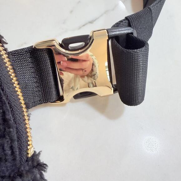 Lululemon Belt Bag Womens One Size Black Sherpa Fleece Crossbody Fanny Pack gold - Picture 5 of 11